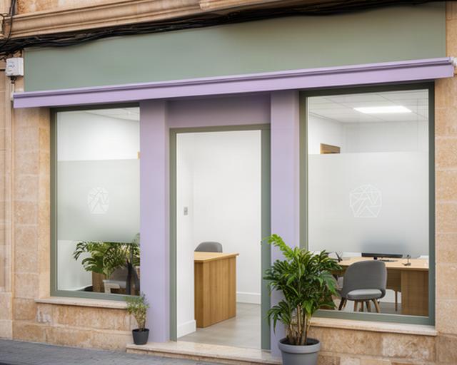 Fachada y espacio de trabajo de la oficina central de Domínguez Patrimonio en Griñón, Madrid
